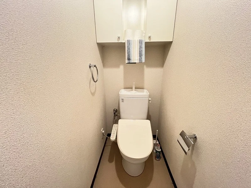 シャワートイレ完備。トイレの広さって結構重要ですよ。