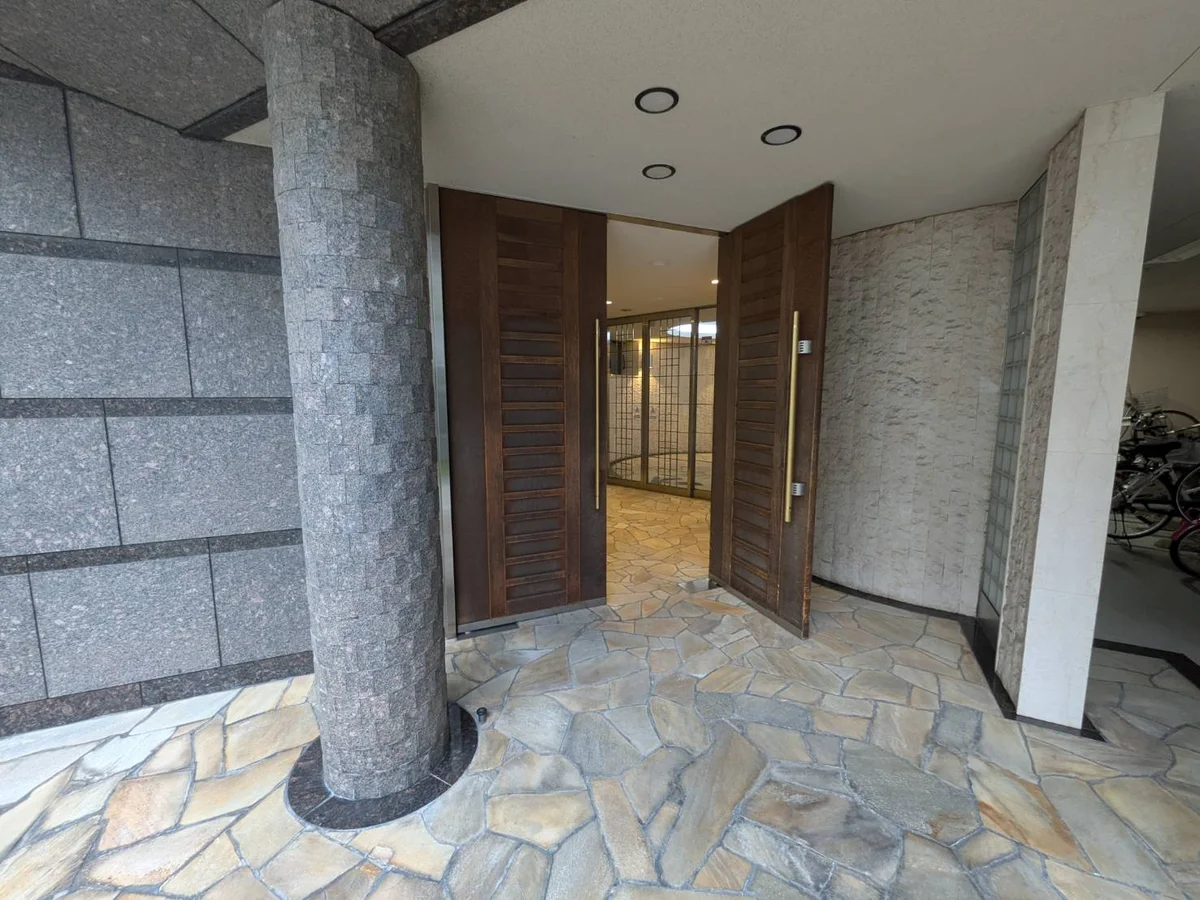 高級感のある正面玄関です。