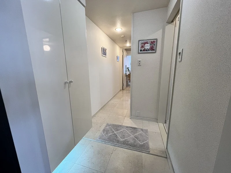 ホワイト基調の清潔感ある玄関スペース。特大シューズクロークあります。