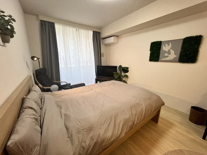 部屋があまりにも広いのでダブルサイズのベッドを置いてみました。でもまだまだ広いです。