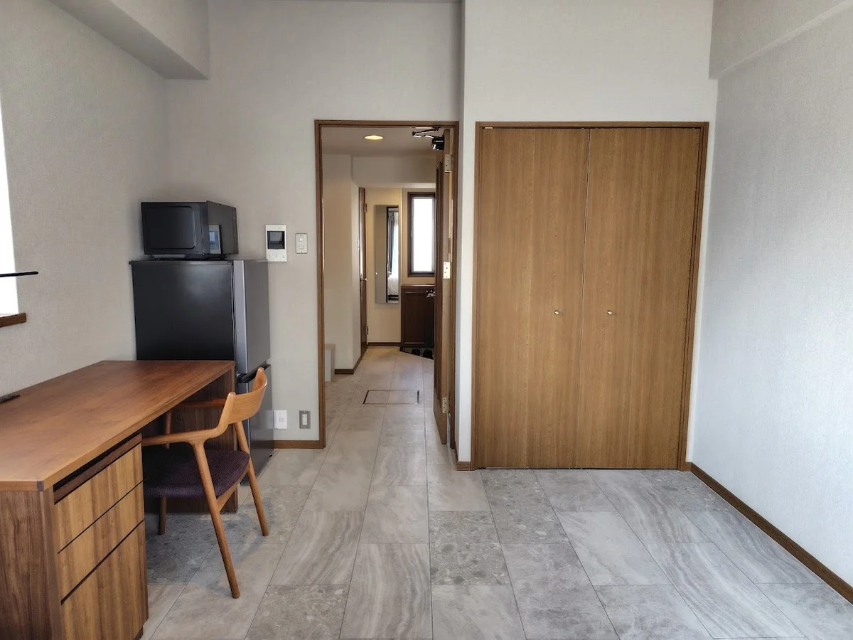 ベッドから玄関ホールを見たところ