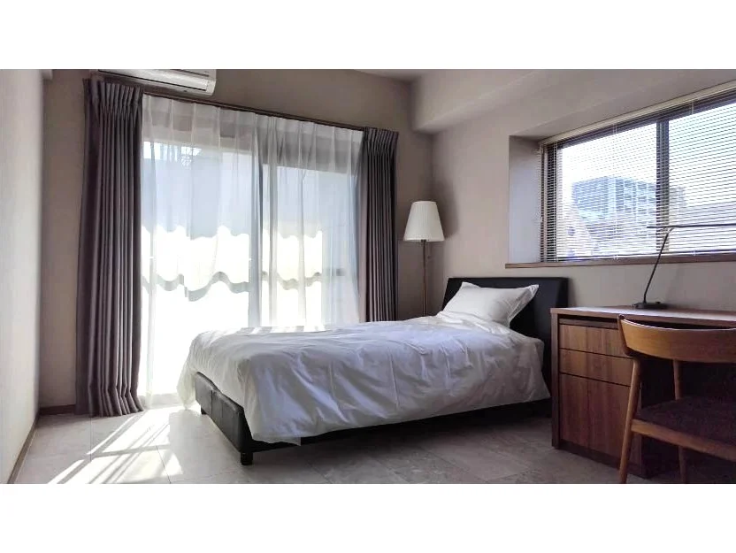 ベッドは日本製のポケットコイルダブルクッションマットレス！ベッドヘッドとボトムクッションはブラックのソフトレザーでくるんだ上質なもの。天井高2640mm