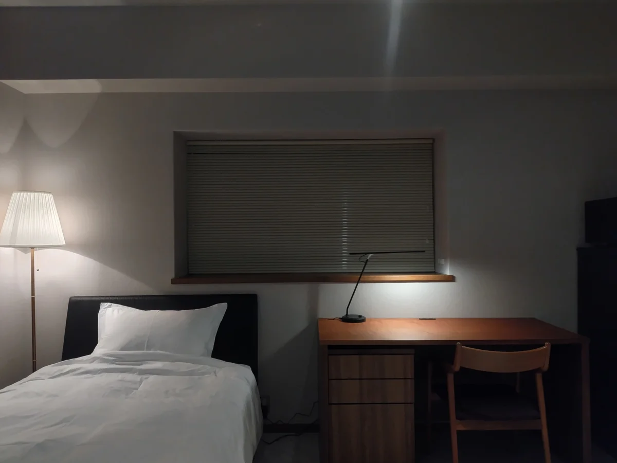 大きな出窓はブラインドですっきり。コンセントもあります。