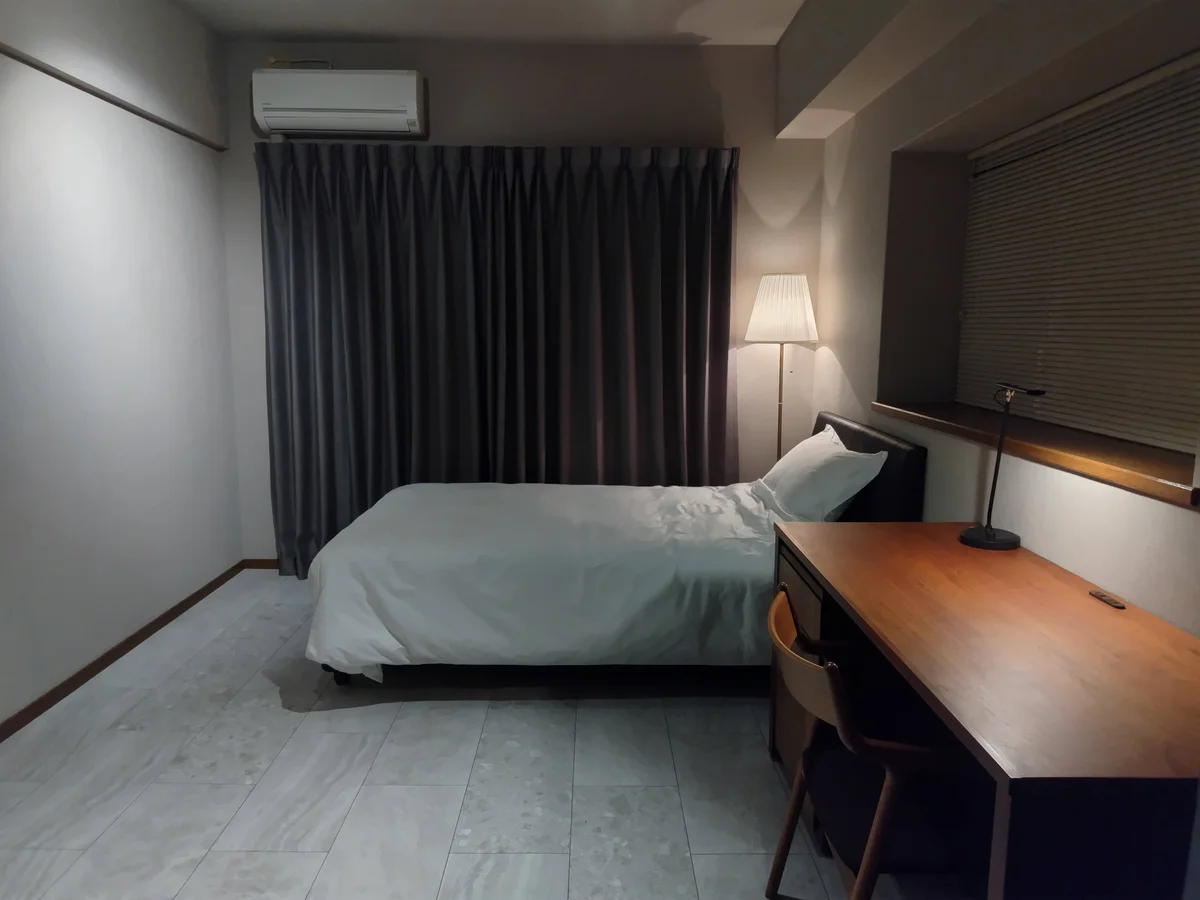 大人っぽい織柄のSTRINGS 1級遮光カーテン、落ち着いてお休みいただけます