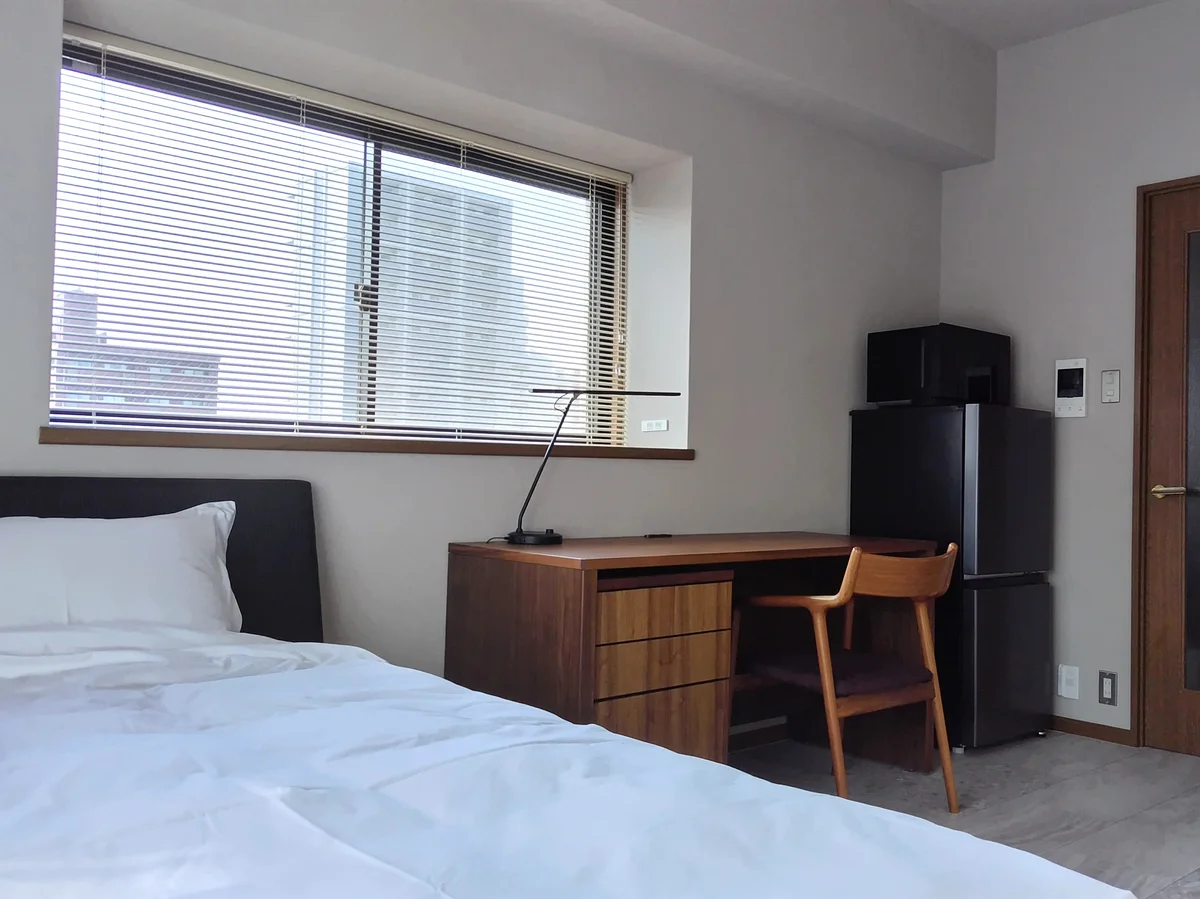 大きな出窓(W1778×H960)には、コンセントもありお気に入りのランプなど置いても。