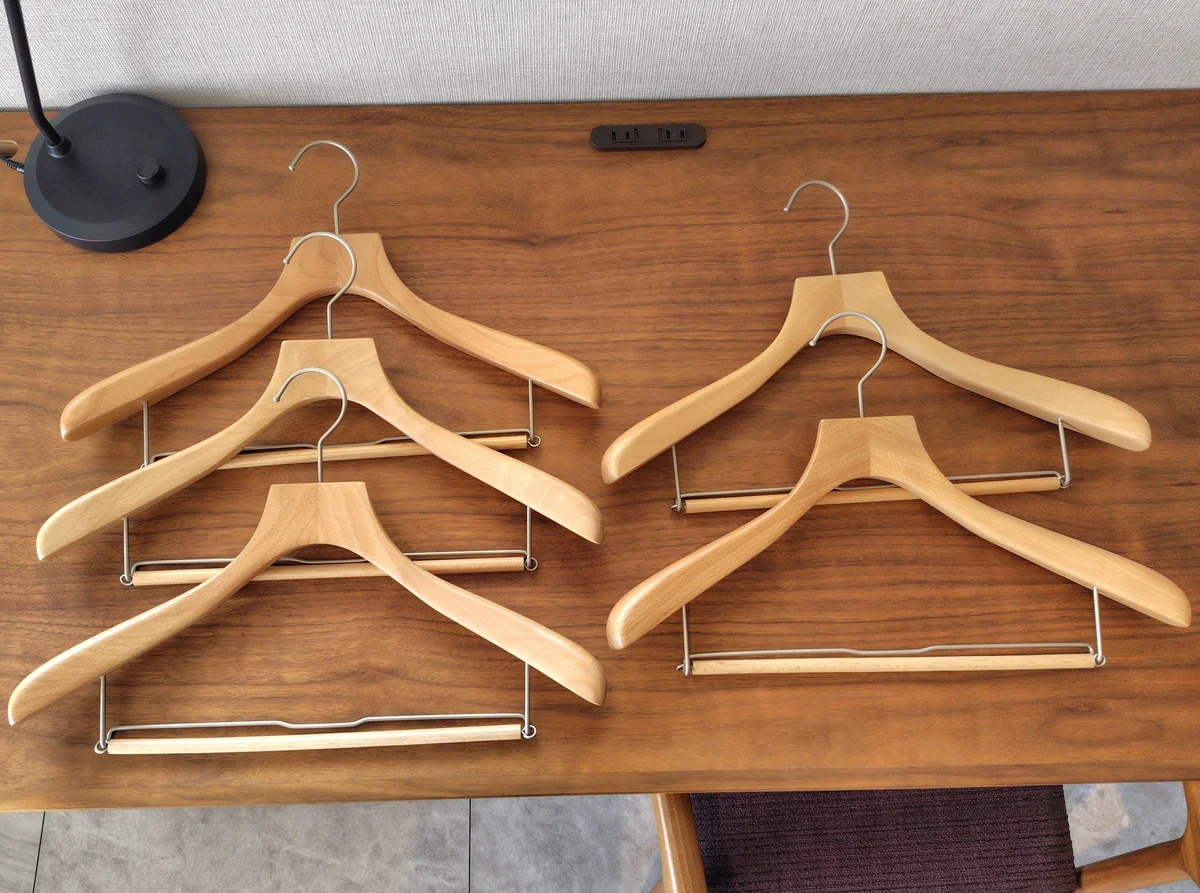 木製ハンガー。しっかりした厚みと滑らかなまるみがあります。