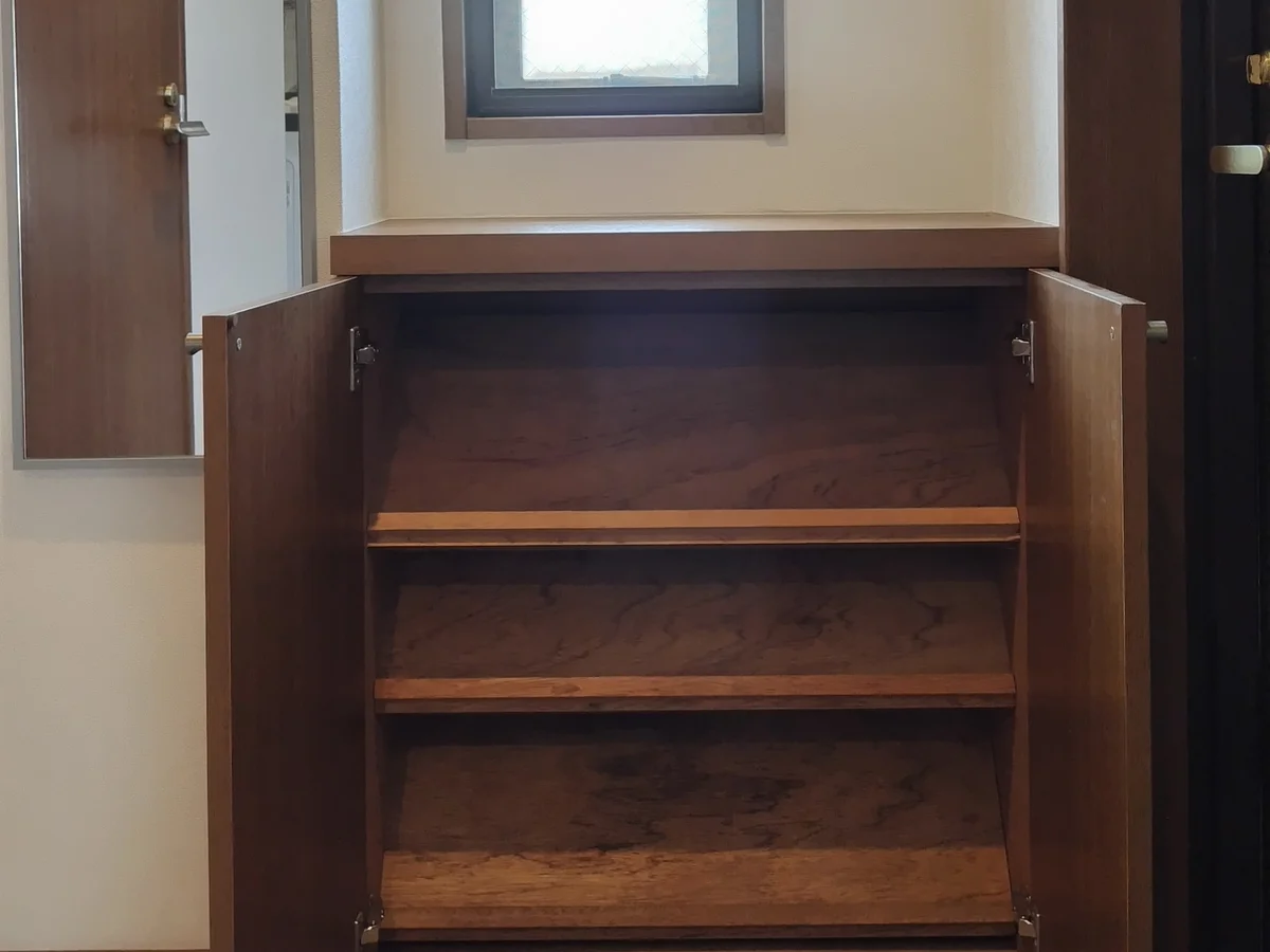 コンパクトなシューズボックス、姿見。玄関にも窓があって明るいです