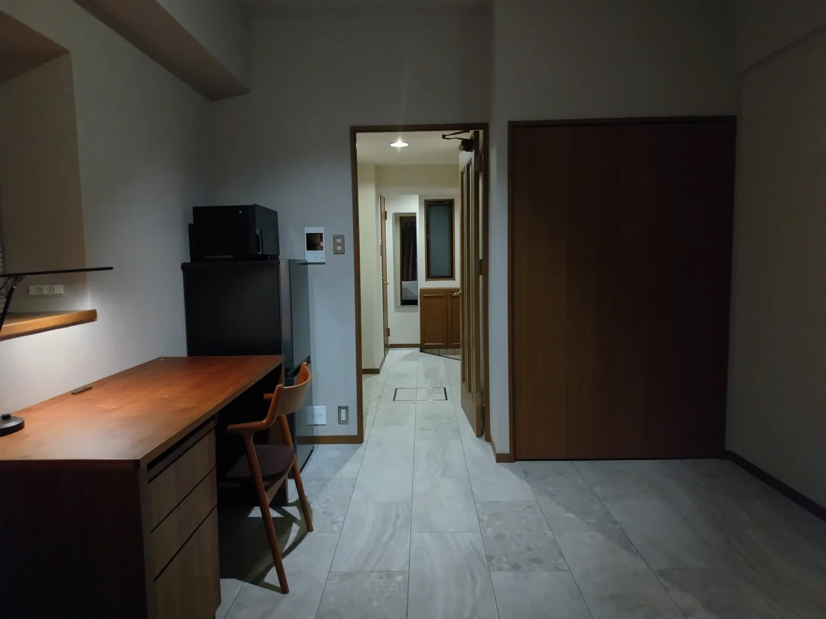 ベッドから玄関ホールを見たところ