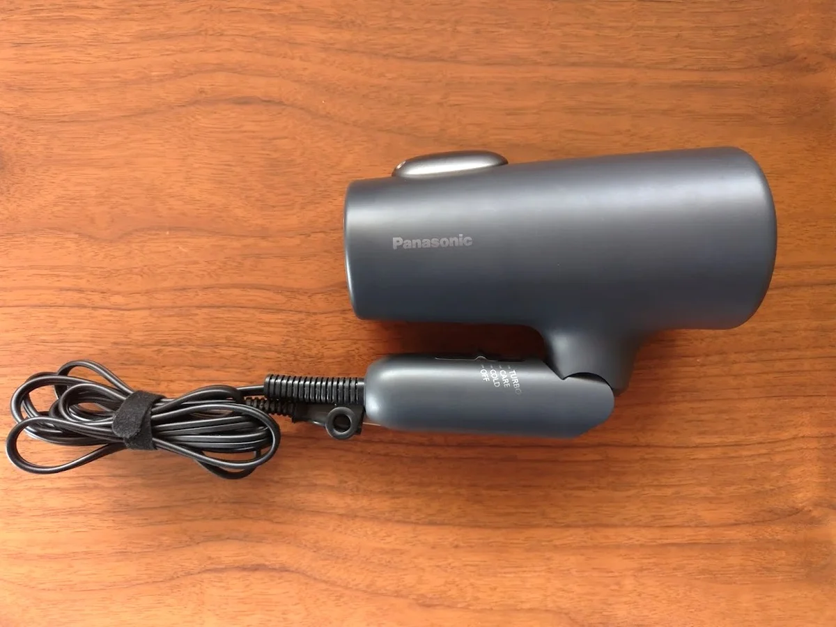 速乾・大風量でパワフルドライ。髪をいたわりながら乾燥、低温ケアモード搭載