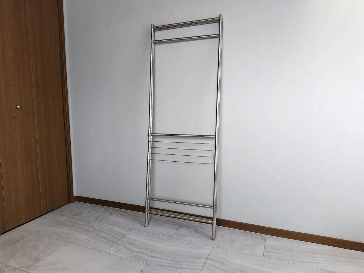 室内用物干しをたたんだところ。厚さ40ｍｍになってクローゼットにすっきり収まります。