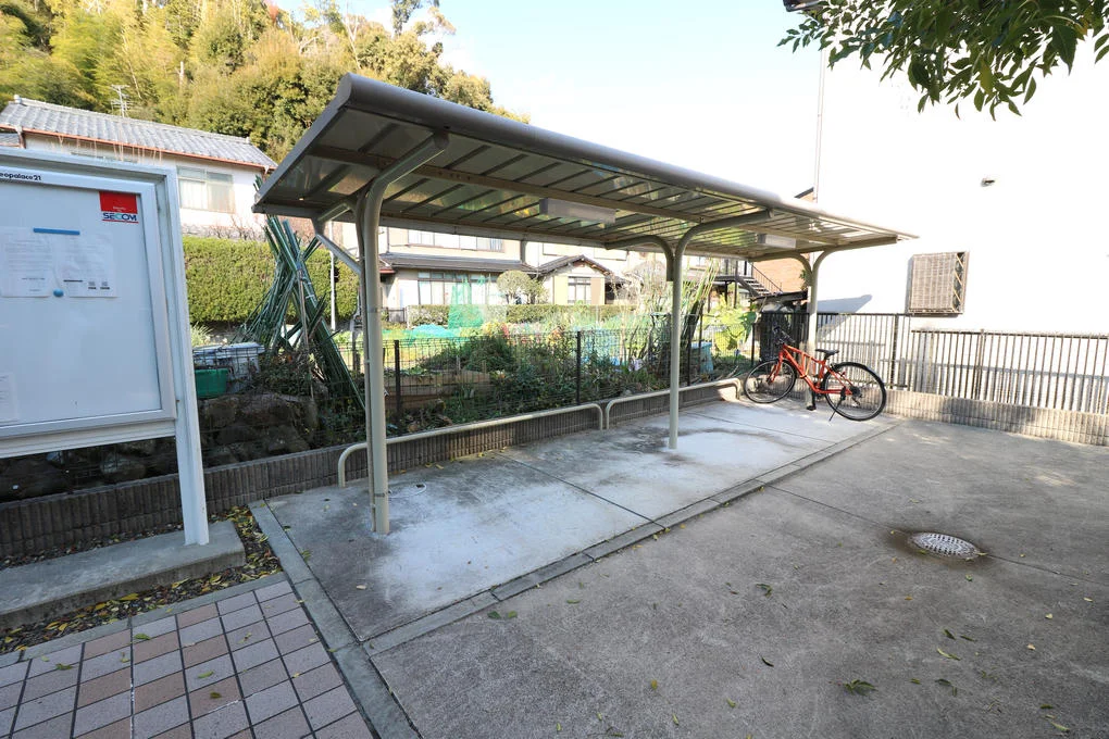 屋根付き駐輪場を完備（無料）※原動機付自転車までなら可