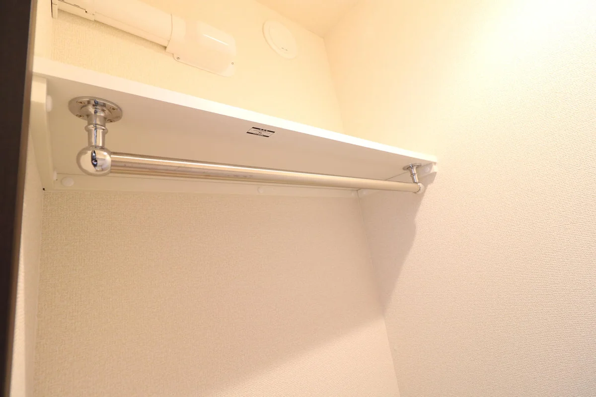 ハンガーパイプ付きでスッキリ収納