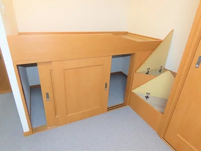 ベッド下、階段下は大容量収納！