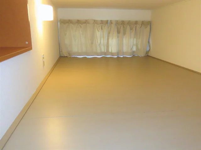 ロフトにはカーテンや電気、コンセントもあります