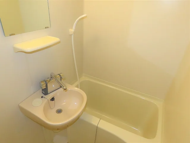 洗面台とユニット式のお風呂です