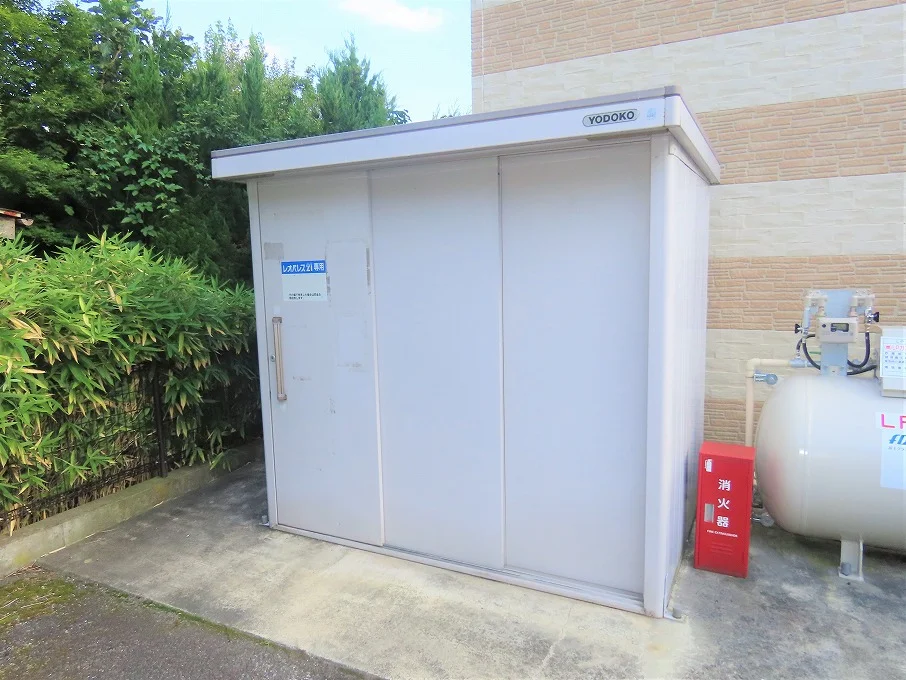 敷地内にゴミ庫が設置されておりゴミ捨てに便利です