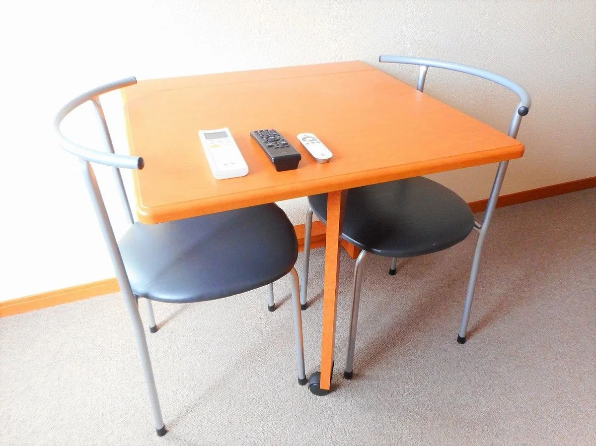 テーブルは折り畳み式です