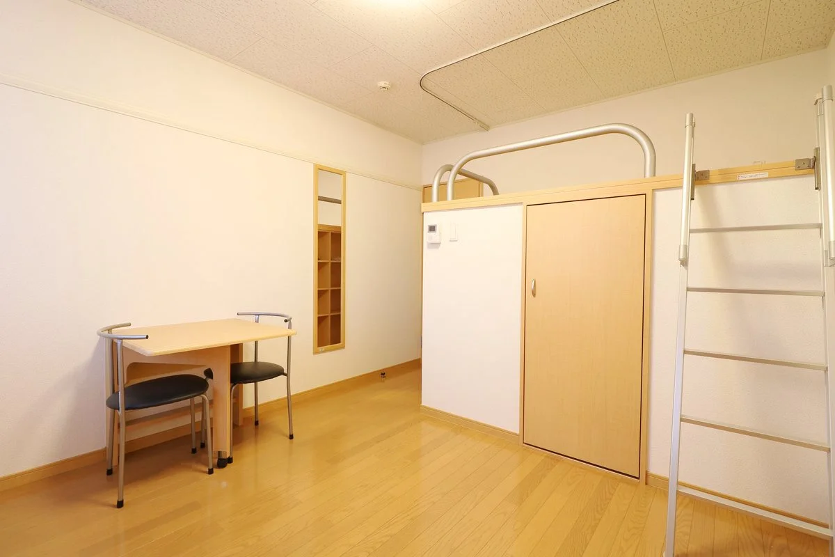 ベッド下に収納スペースあり！荷物が多くても十分に収まります