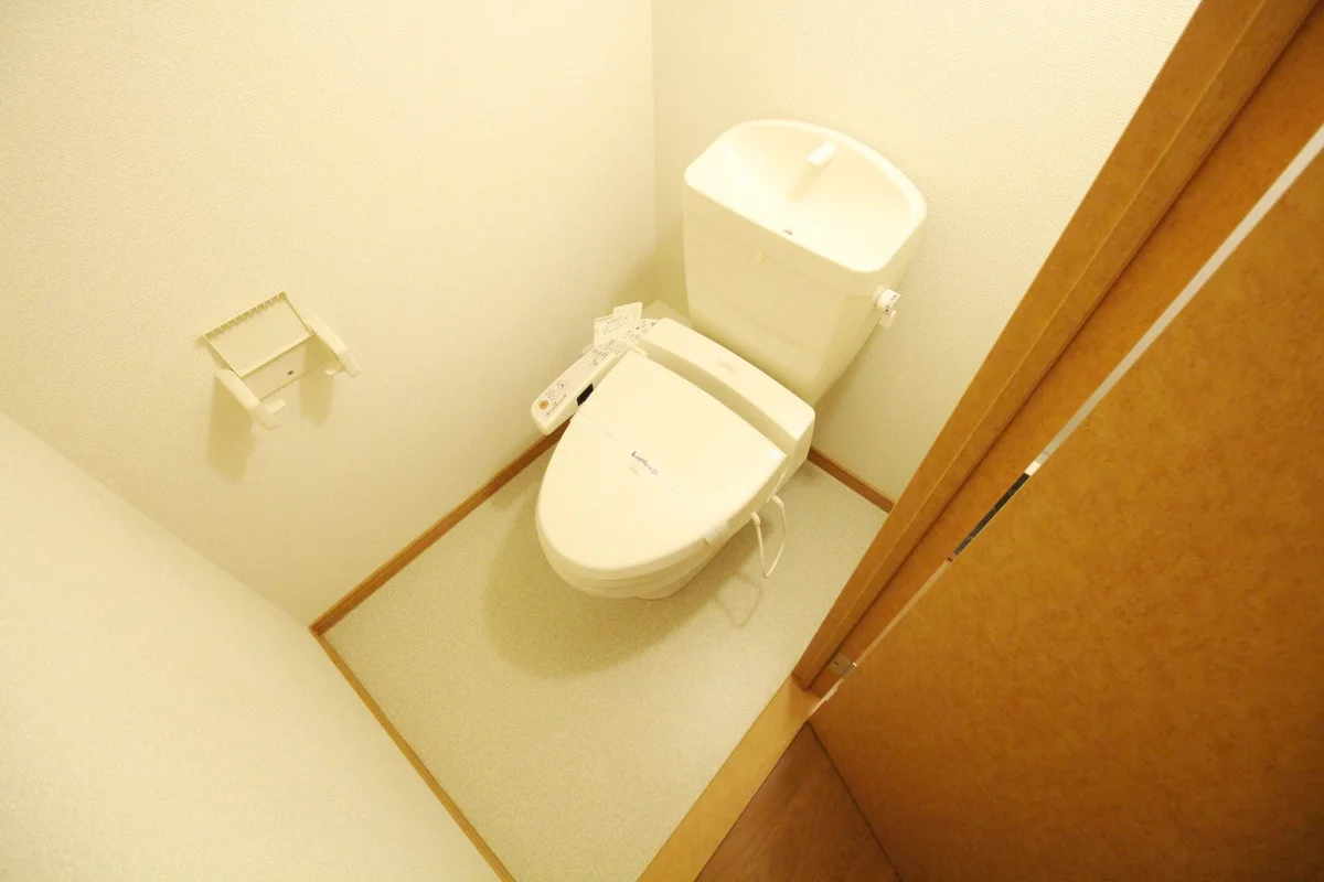 こちらも人気設備の一つ、温水洗浄便座付きです♪