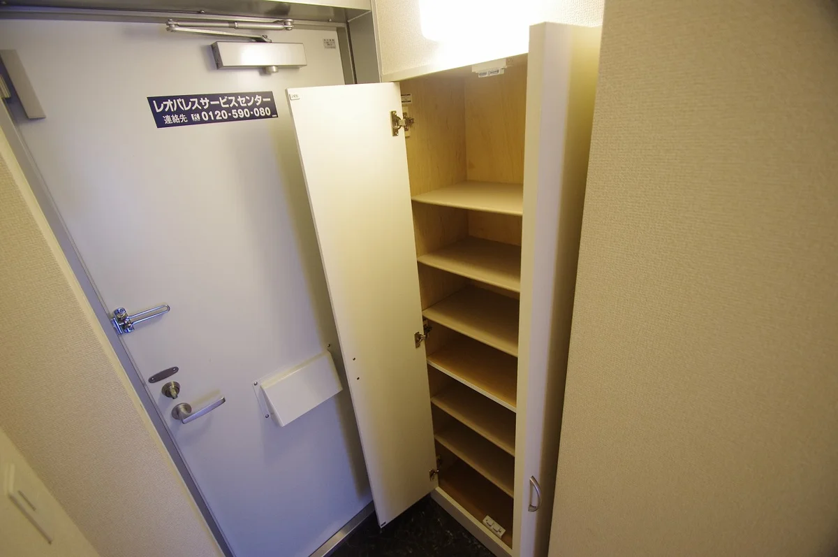 シューズボックスの棚は可動式になりブーツも収納できます