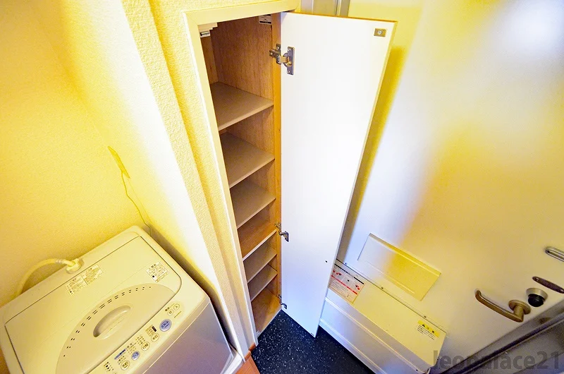 玄関には下駄箱スペースあり。