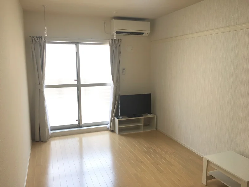 テレビ・エアコン・カーテン・ローテーブル標準装備