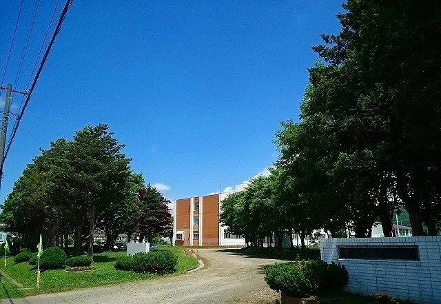 美唄市立東中学校まで1800m