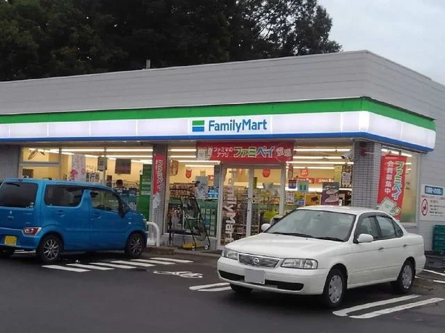 ファミリーマートまで79m