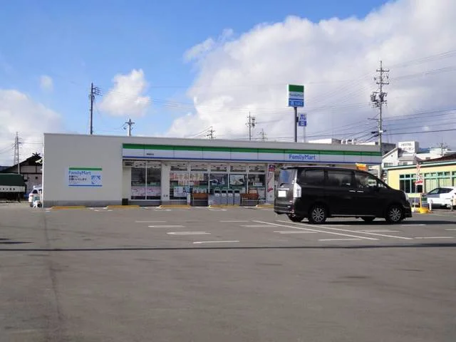 ファミリーマートまで1380m