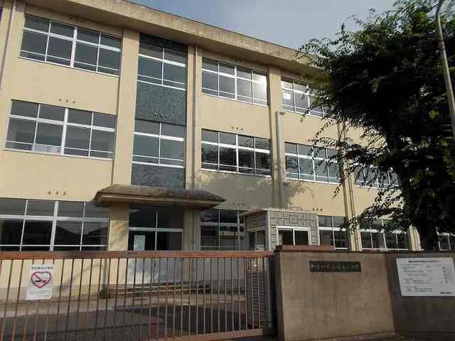 鳩里小学校まで1400m