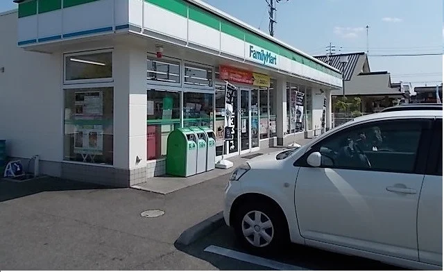 ファミリーマートさんまで300m