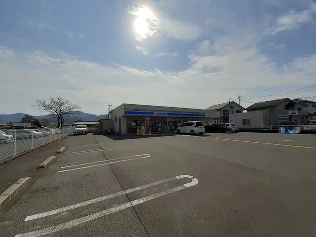 ローソン 高知鴨部三丁目店まで240m