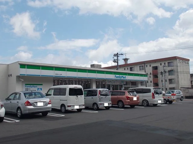 ファミリーマート共栄あたご山店まで300m