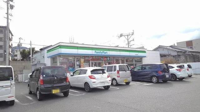 ファミリーマートまで1100m