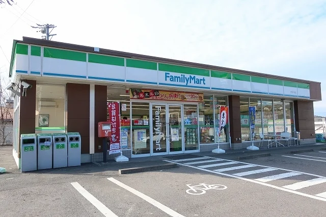 ファミリーマートまで650m