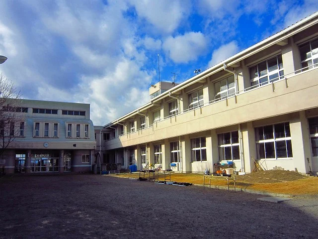 東小学校まで1300m