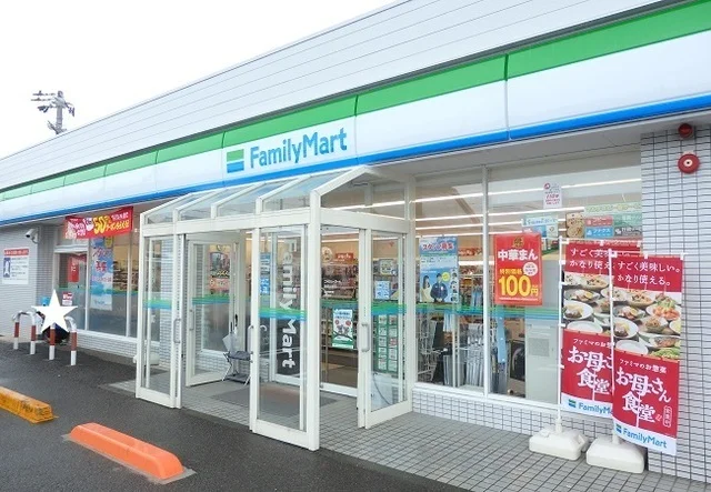 ファミリーマートまで700m