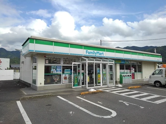 ファミリーマート豊浜町姫浜店まで1100m