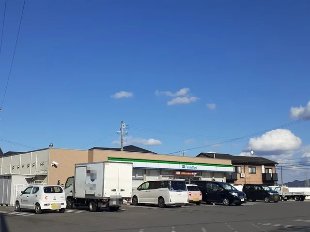 ファミリーマート 一色町前野店まで1000m