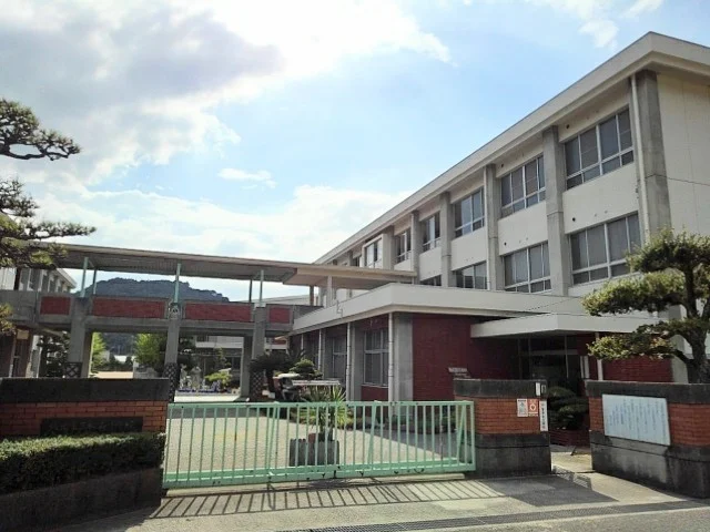 坂出市立松山小学校まで1700m