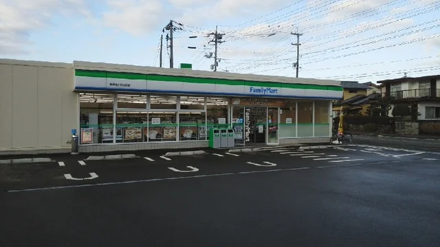 ファミリーマートまで950m