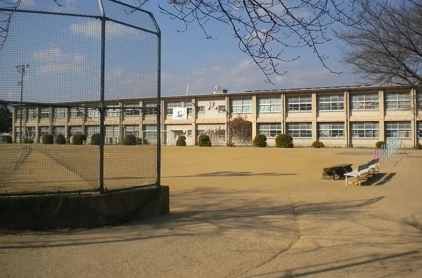山瀬小学校まで1700m