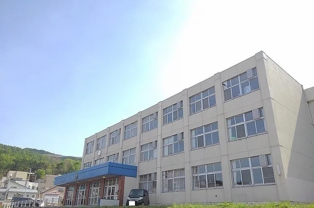 朝里中学校まで710m