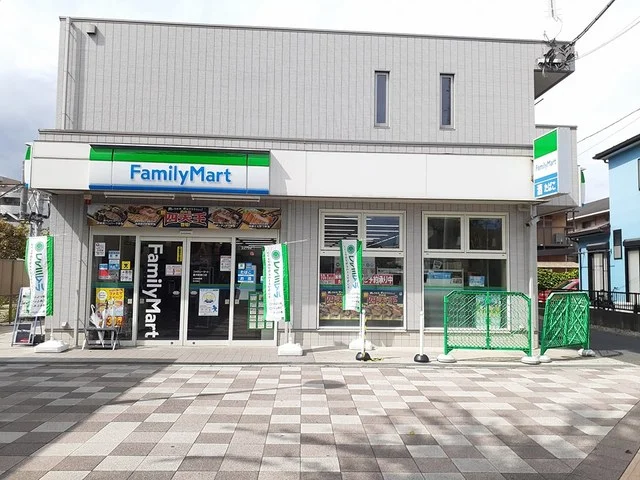 ファミリーマートまで935m