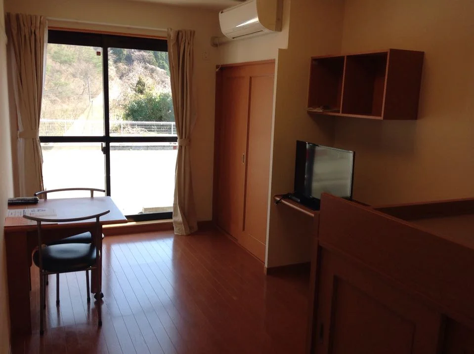 居間（玄関側）