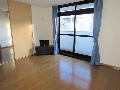 カーテンやテレビも備え付けです