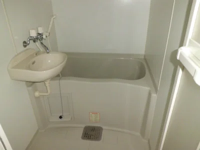 洗面台付バスルーム。