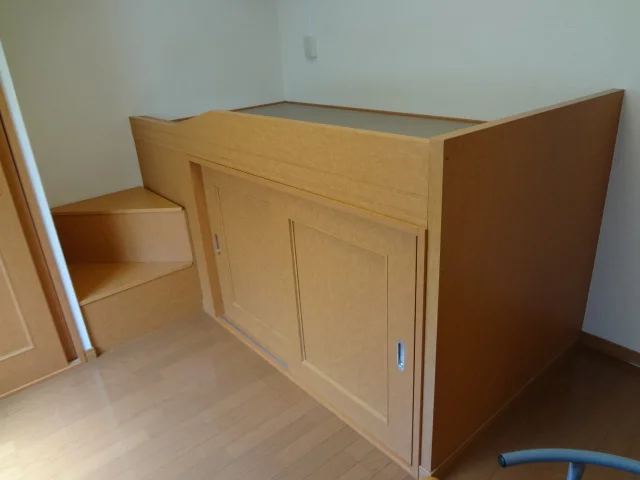 ベッド下は収納スペースになっています。