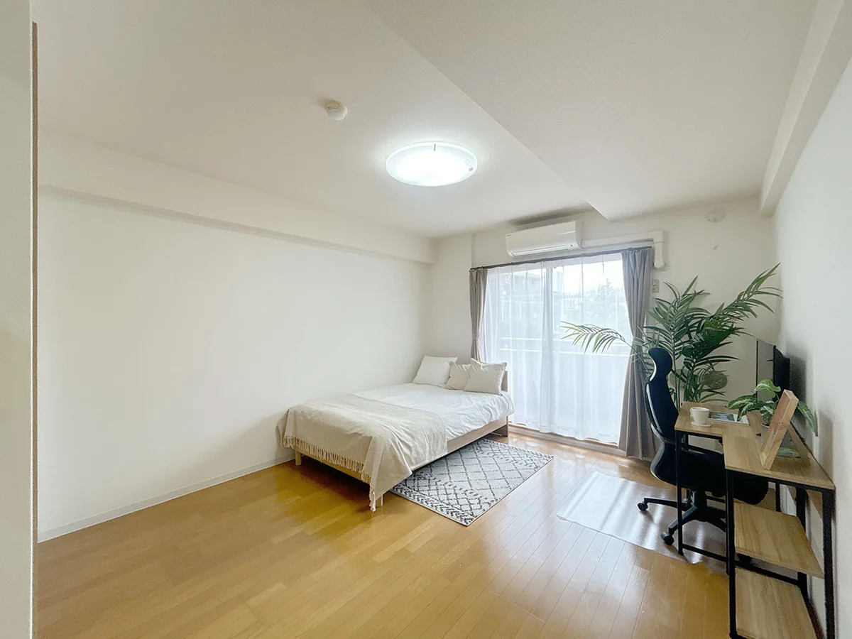 写真はお部屋のイメージです。ラグなどの室内装飾はございません。