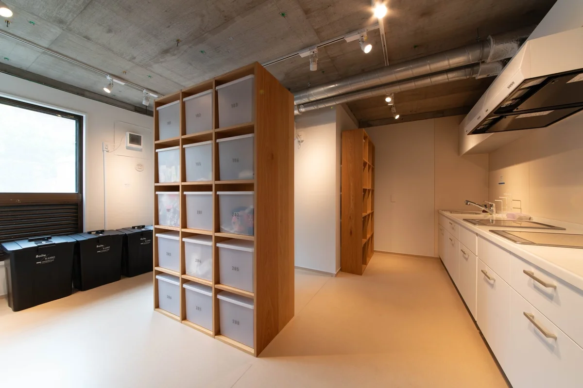 部屋ごとのストッカーには、調味料や乾物などを置いておけます。（※写真は別施設のイメージです）